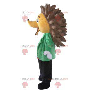 Mascote ouriço bege e marrom em traje elegante e colorido -