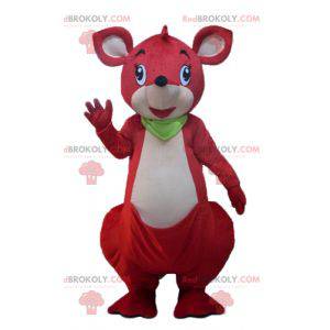 Mascote canguru vermelho e branco com um lenço verde -