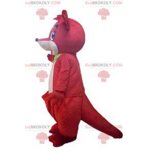 Mascote canguru vermelho e branco com um lenço verde -