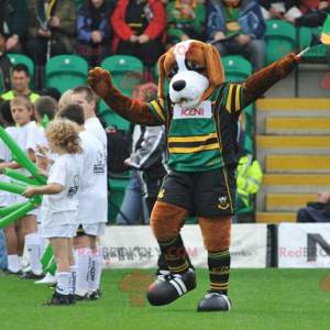 Mascote cachorro marrom São Bernardo em roupas esportivas -