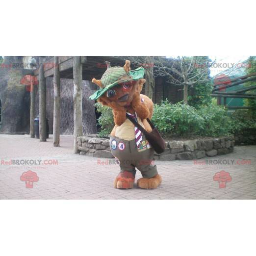 Mascota de castor ardilla marrón con un sombrero verde -