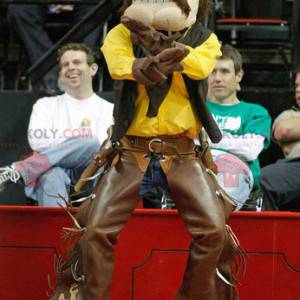Mustached cowboy mascotte in gele en bruine outfit -