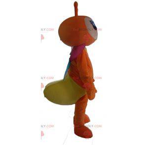 Mascote borboleta laranja e amarelo com asas coloridas -