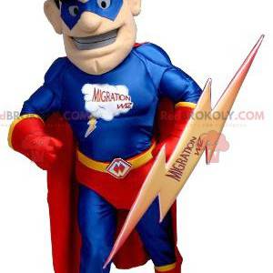 Mascote do super-herói em roupa vermelha e azul com um raio -