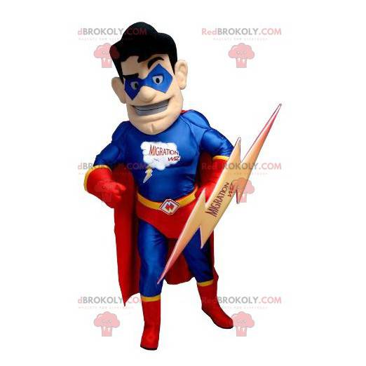 Mascote do super-herói em roupa vermelha e azul com um raio -
