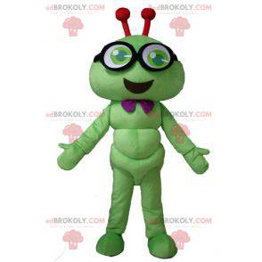 Mascotte de chenille verte d'insecte souriant avec des lunettes