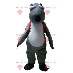 Mascota de castor animal gris y blanco con una mochila -