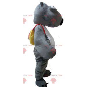 Animal mascote castor cinza e branco com uma mochila escolar -