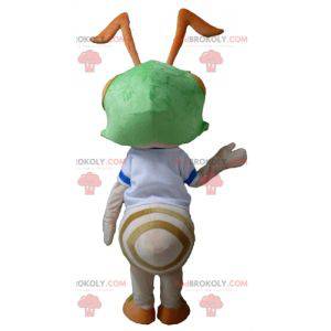 Mascota de hormiga rosa con un casco verde en la cabeza. -
