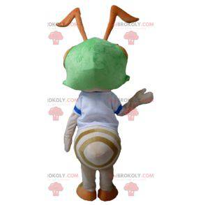 Mascotte formica rosa con un casco verde sulla testa -