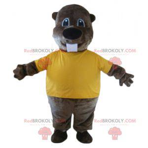 Mascota de castor marrón con una camiseta amarilla -