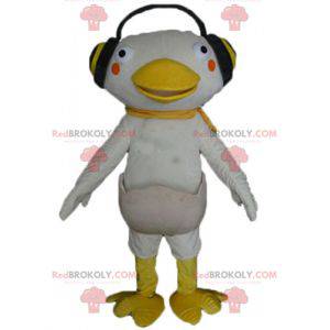 Mascota pato blanco y amarillo con auriculares en las orejas -