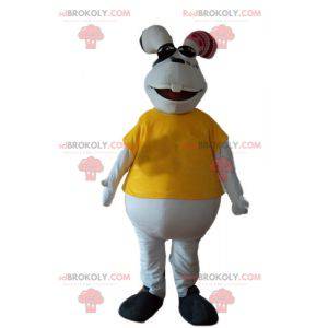 Mascote coelho gordo e branco com uma camiseta amarela -