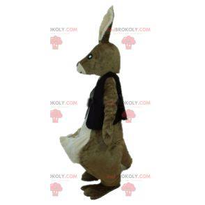 Brązowo-biała maskotka kangur z czarną kamizelką -