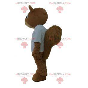 Mascote esquilo marrom sorrindo com uma camiseta branca -