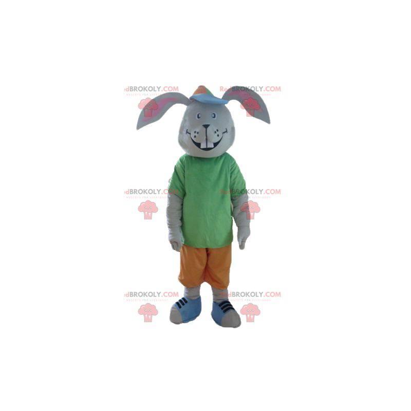 Mascote coelho cinza sorrindo com uma roupa colorida -
