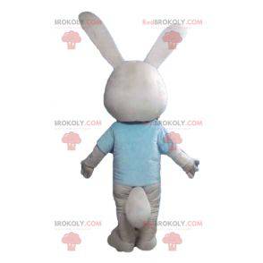 Mascota de conejo beige y blanco con una camiseta azul -