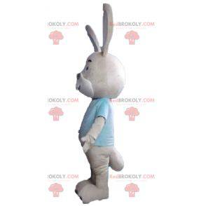 Mascota de conejo beige y blanco con una camiseta azul -