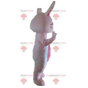 Mascote gigante coelho rosa e branco com olhos fechados -