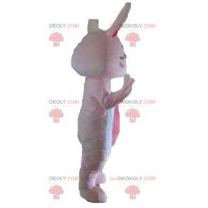 Mascota gigante de conejo rosa y blanco con ojos cerrados -