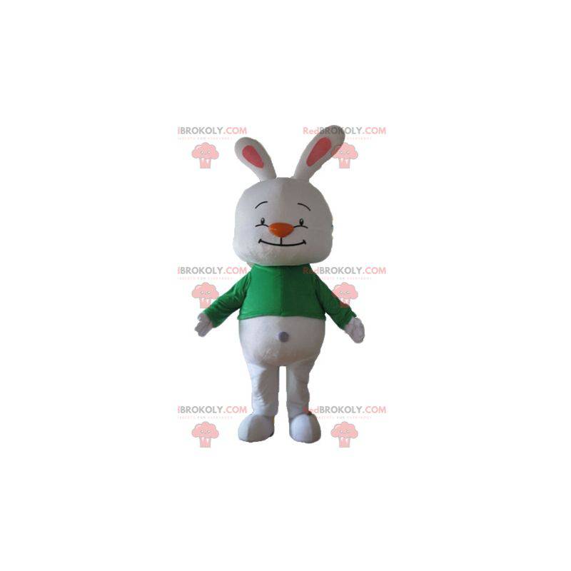 Mascota de conejo blanco grande con una camiseta verde -