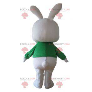 Mascota de conejo blanco grande con una camiseta verde -