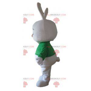 Mascote grande coelho branco com uma camiseta verde -