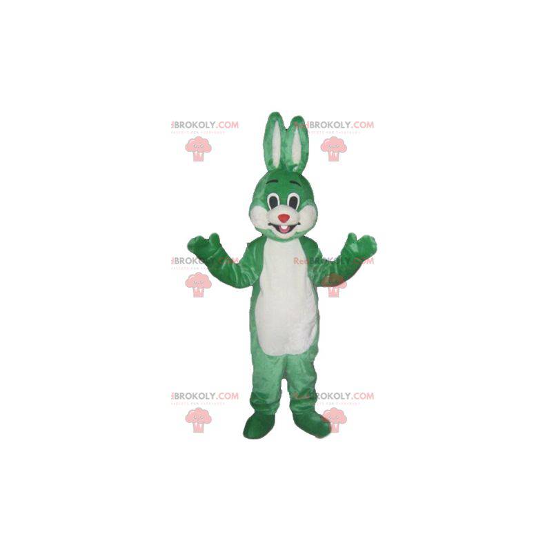 Grünes und weißes Kaninchenmaskottchen lächelnd und originell -