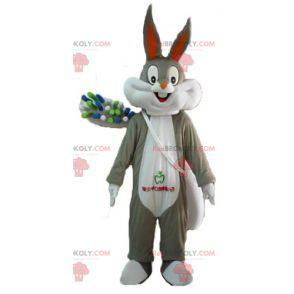 Bugs Bunny Maskottchen mit einer riesigen Zahnbürste -