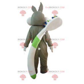 Mascota de Bugs Bunny con un cepillo de dientes gigante -
