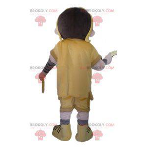 Menino mascote em roupa amarela e laranja com óculos -