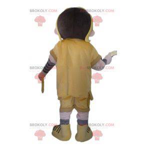 Menino mascote em roupa amarela e laranja com óculos -
