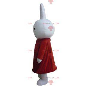Plyšový maskot bílého králíka oblečený v červené barvě -