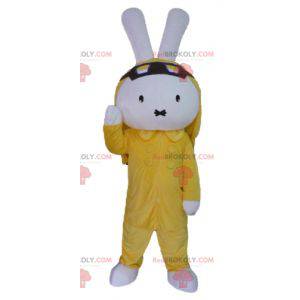 Plyšový maskot bílého králíka oblečený ve žluté barvě -