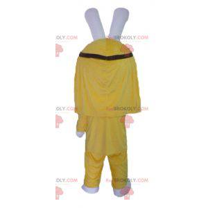 Mascota conejo blanco de peluche vestida de amarillo -