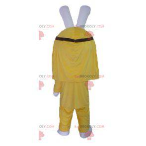 Mascota conejo blanco de peluche vestida de amarillo -