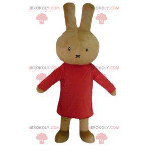 Mascote coelho marrom de pelúcia vestido de vermelho -