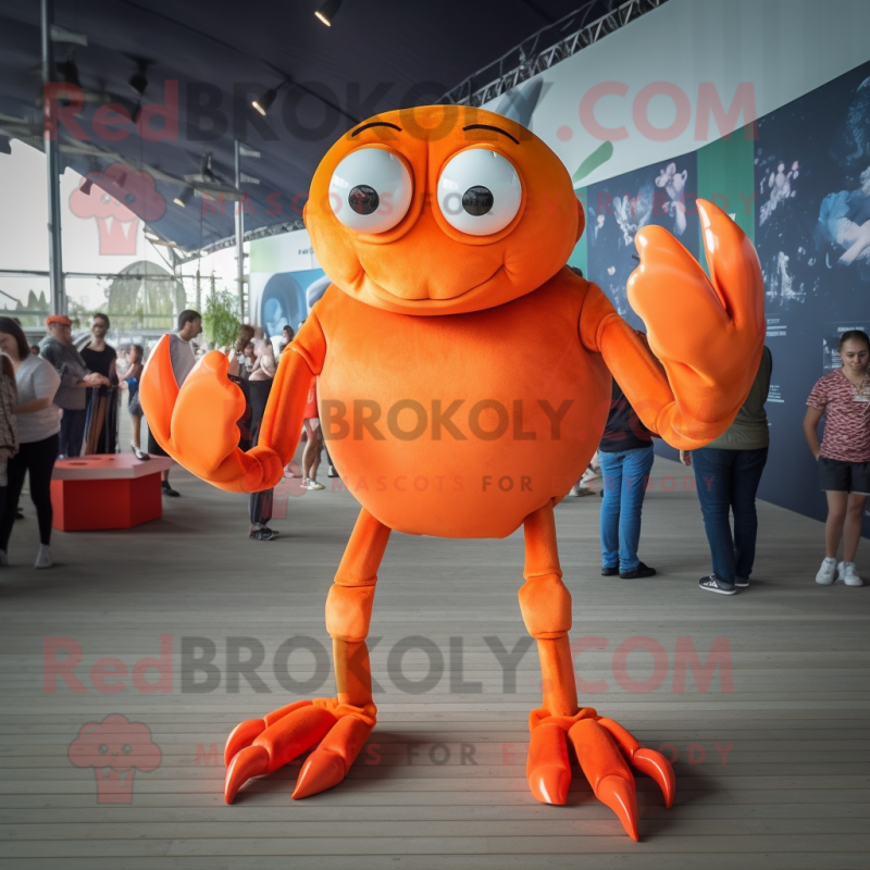 Personaje de disfraz de mascota de cangrejo naranja vestido con