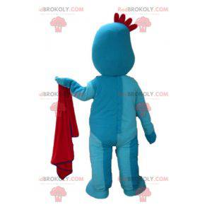 Blaues Schneemannmaskottchen mit einem roten Wappen -