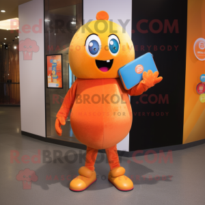 Postava maskota s oranžovým...