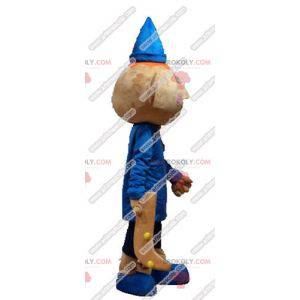 Mascota pixie roja vestida con traje azul con un sombrero -