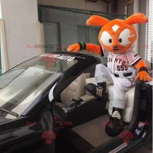 Mascotte de chat de lapin orange en tenue de sport -