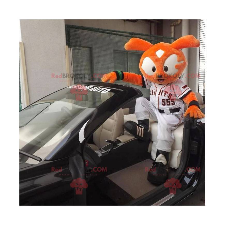 Mascotte de chat de lapin orange en tenue de sport -