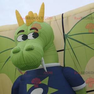 Mascota dragón verde y amarillo divertido y colorido -