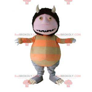 Estranha criatura goblin, mascote gnomo com chifres -