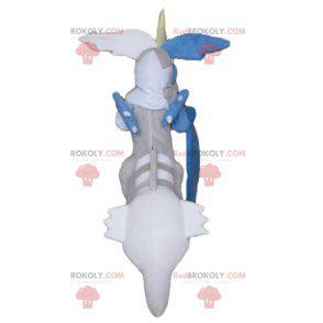 Niebiesko-biały szary smok maskotka wyglądający groźnie -