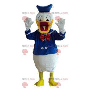 La famosa mascota del pato Donald Duck vestida de marinero -