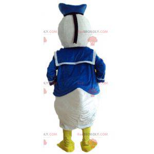 Mascote famoso do pato do Pato Donald vestido de marinheiro -