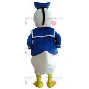 Mascotte de Donald Duck célèbre canard habillé en marin -
