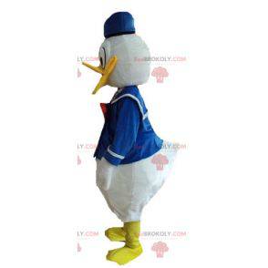 Mascote famoso do pato do Pato Donald vestido de marinheiro -